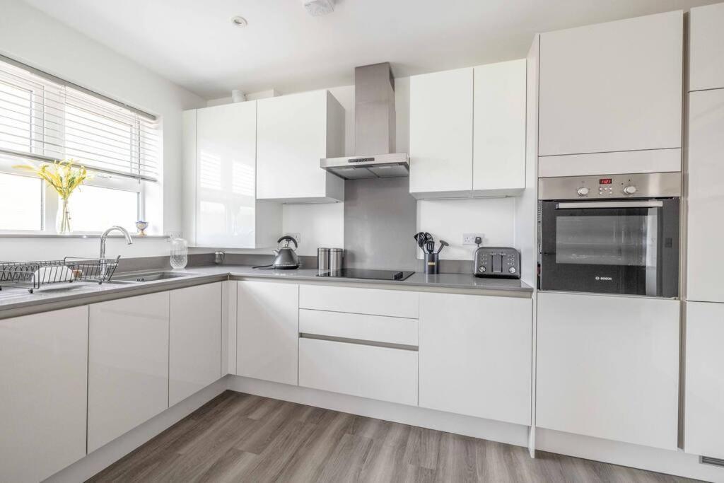 Stylish Home @ Virginia Water Lake & Free Parking Englefield Green Buitenkant foto
