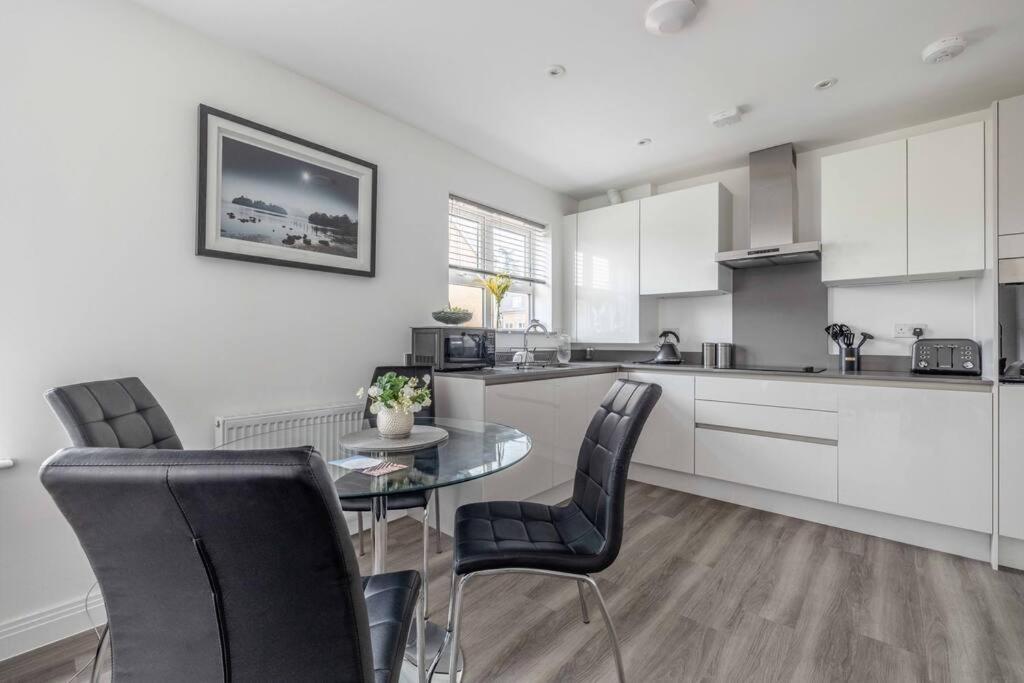 Stylish Home @ Virginia Water Lake & Free Parking Englefield Green Buitenkant foto