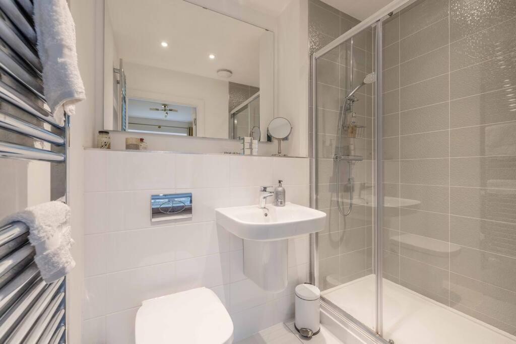 Stylish Home @ Virginia Water Lake & Free Parking Englefield Green Buitenkant foto