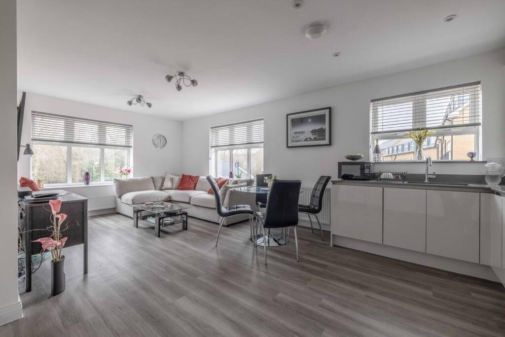 Stylish Home @ Virginia Water Lake & Free Parking Englefield Green Buitenkant foto