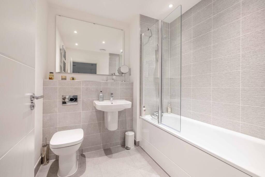 Stylish Home @ Virginia Water Lake & Free Parking Englefield Green Buitenkant foto