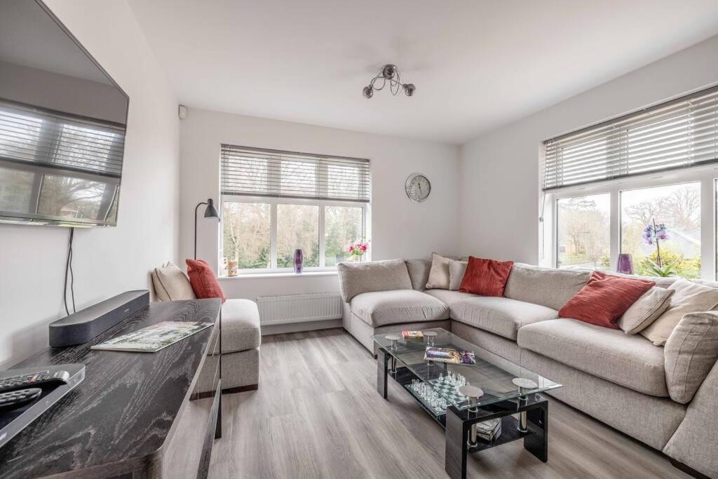 Stylish Home @ Virginia Water Lake & Free Parking Englefield Green Buitenkant foto