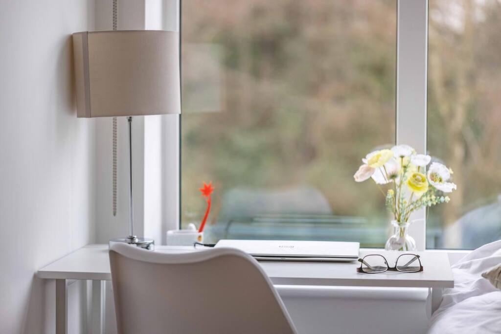 Stylish Home @ Virginia Water Lake & Free Parking Englefield Green Buitenkant foto