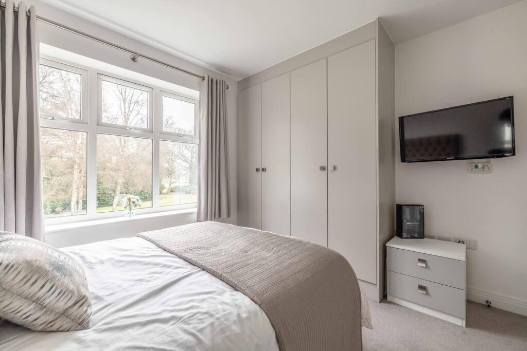 Stylish Home @ Virginia Water Lake & Free Parking Englefield Green Buitenkant foto