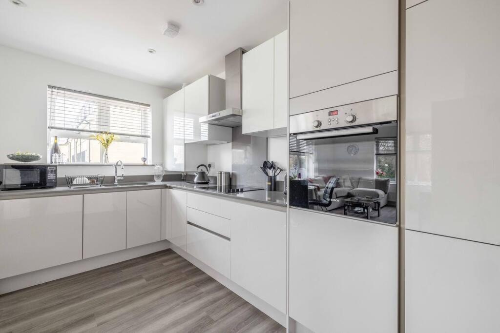 Stylish Home @ Virginia Water Lake & Free Parking Englefield Green Buitenkant foto