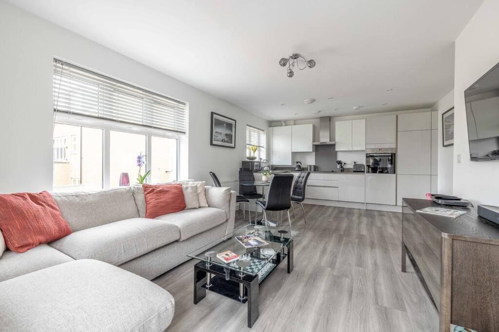 Stylish Home @ Virginia Water Lake & Free Parking Englefield Green Buitenkant foto