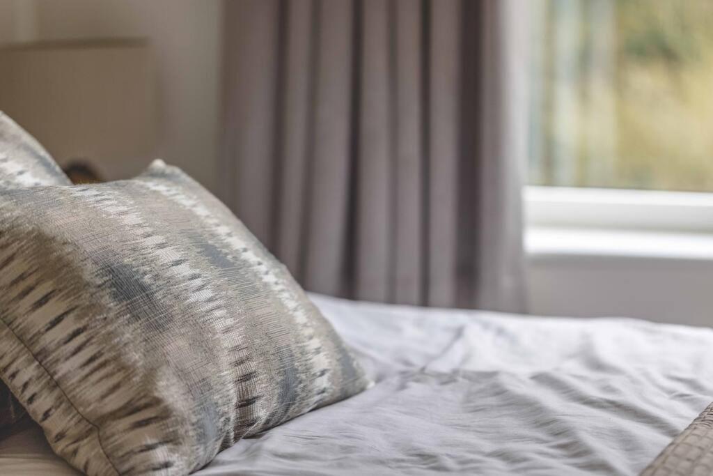 Stylish Home @ Virginia Water Lake & Free Parking Englefield Green Buitenkant foto