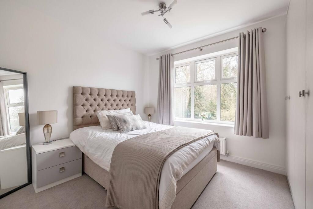 Stylish Home @ Virginia Water Lake & Free Parking Englefield Green Buitenkant foto